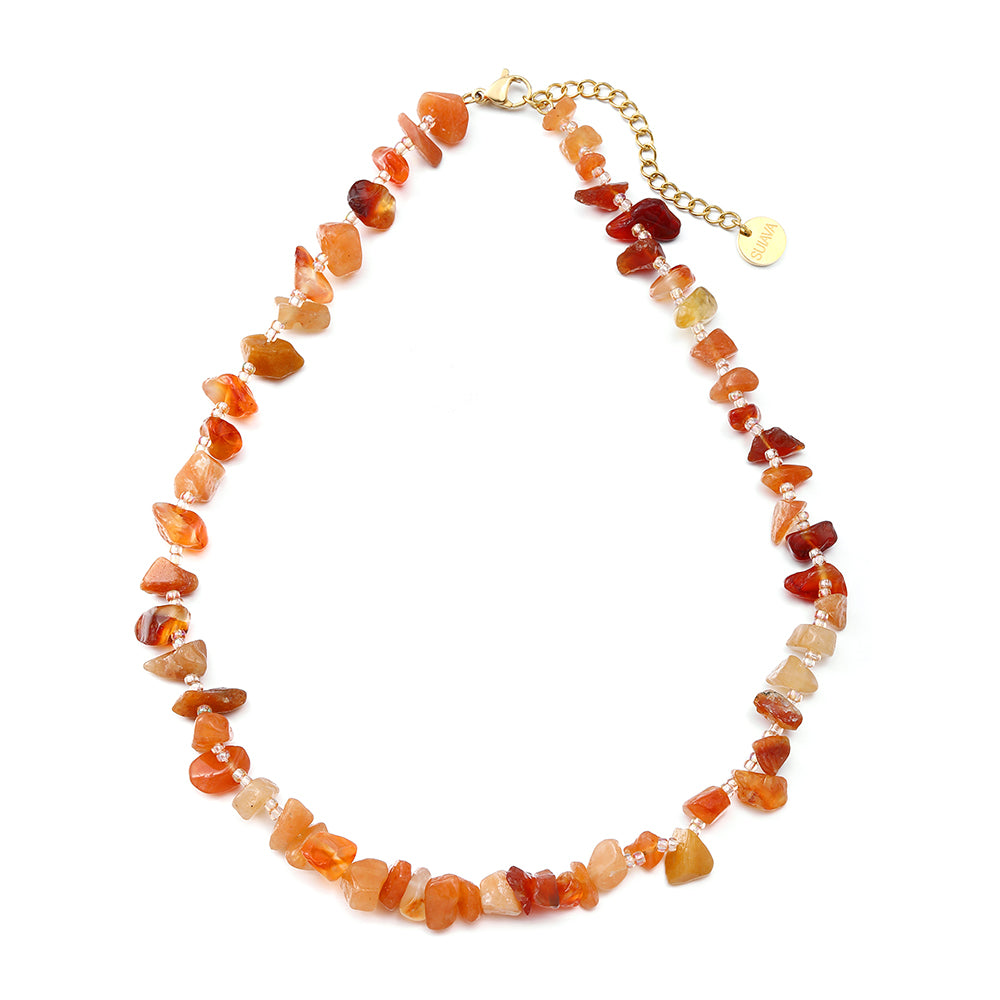 Sui Ava Halskjede Amber med stener i ulike oransje farger og justerbar lås i messing