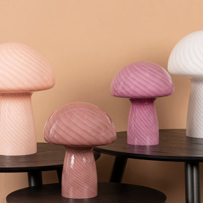 Bahne Lampe Mushroom Old Rose Liten - Elegant glass lampe utformet som en sopp, vist sammen med Bahne Lampe Mushroom serien