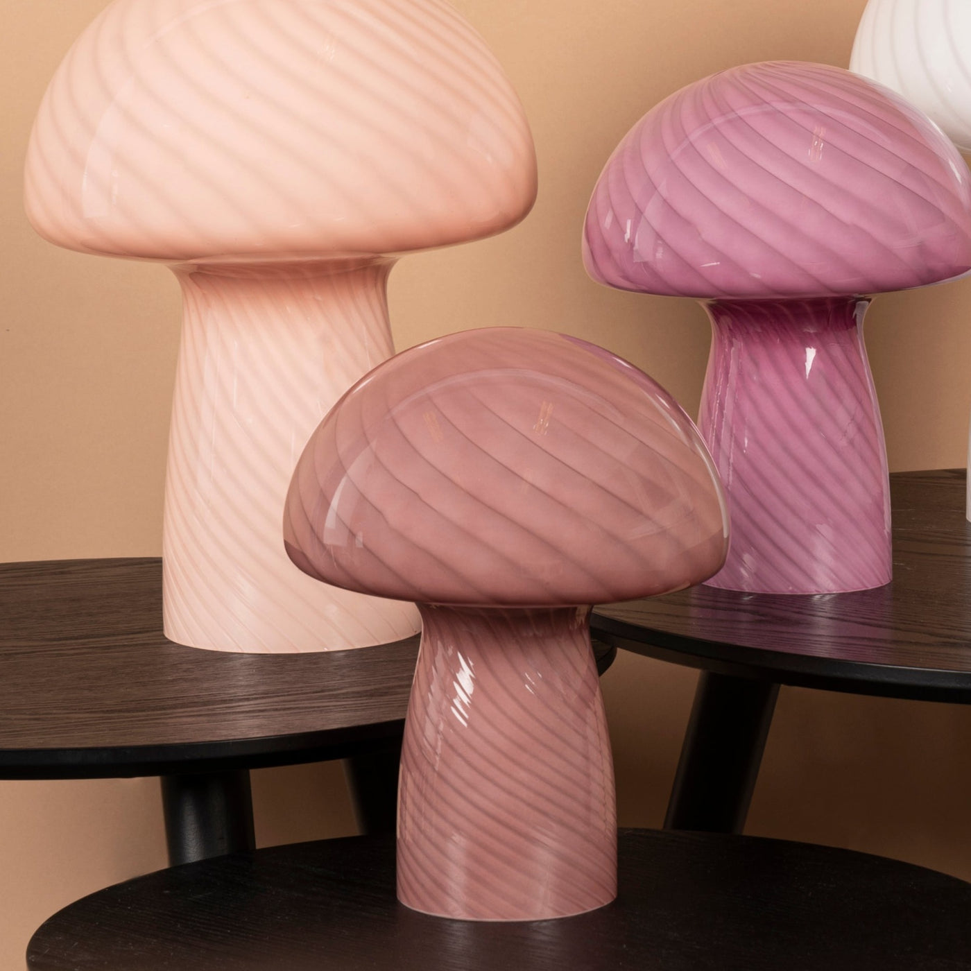 Bahne Lampe Mushroom Old Rose Liten - Elegant glass lampe utformet som en sopp, vist sammen med Bahne Lampe Mushroom serien