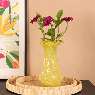 Bahne Vase Glass Yellow - En lekker glassvase med mange bruksområder, vist sammen med EDG Fat Rattan Natural