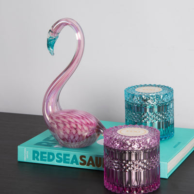 EDG Duftlys Crystal Pink - duftlys i eksklusiv farget glass med tilhørende lokk i glass i samme farge, vist med EDG Duftlys Crystal Azure og Bahne Dekor Svane Glass Rosa Stor
