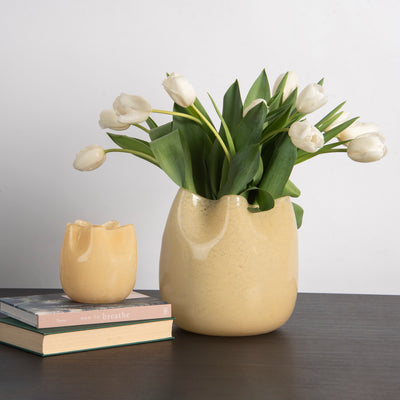 Broste Copenhagen Lysglass Esther Yellow - Elegant lysglass laget i farget glass, vist sammen med Broste Copenhagen Vase Esther Yellow