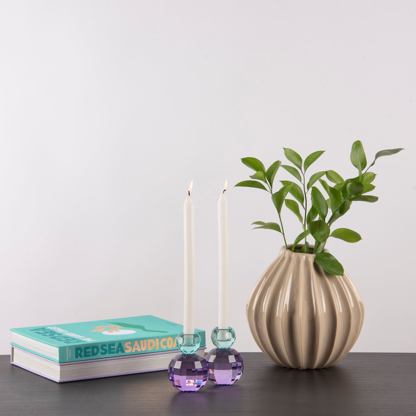 Miss Etoile Lysestake Krystall Purple & Mint - Unik krystall lysestake i herlig fargemix, vist sammen med Broste Copenhagen Vase Wide Grey