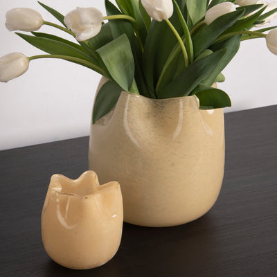 Broste Copenhagen Lysglass Esther Yellow - Elegant lysglass laget i farget glass, vist sammen med Broste Copenhagen Vase Esther Yellow