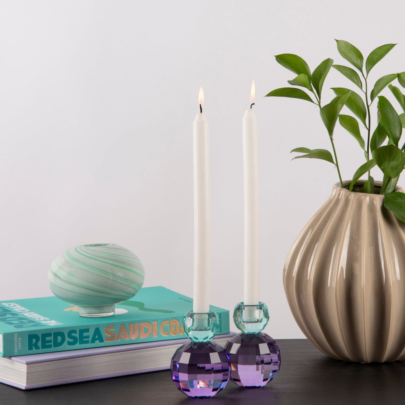 Miss Etoile Lysestake Krystall Purple & Mint - Unik krystall lysestake i herlig fargemix, vist sammen med Broste Copenhagen Vase Wide Grey