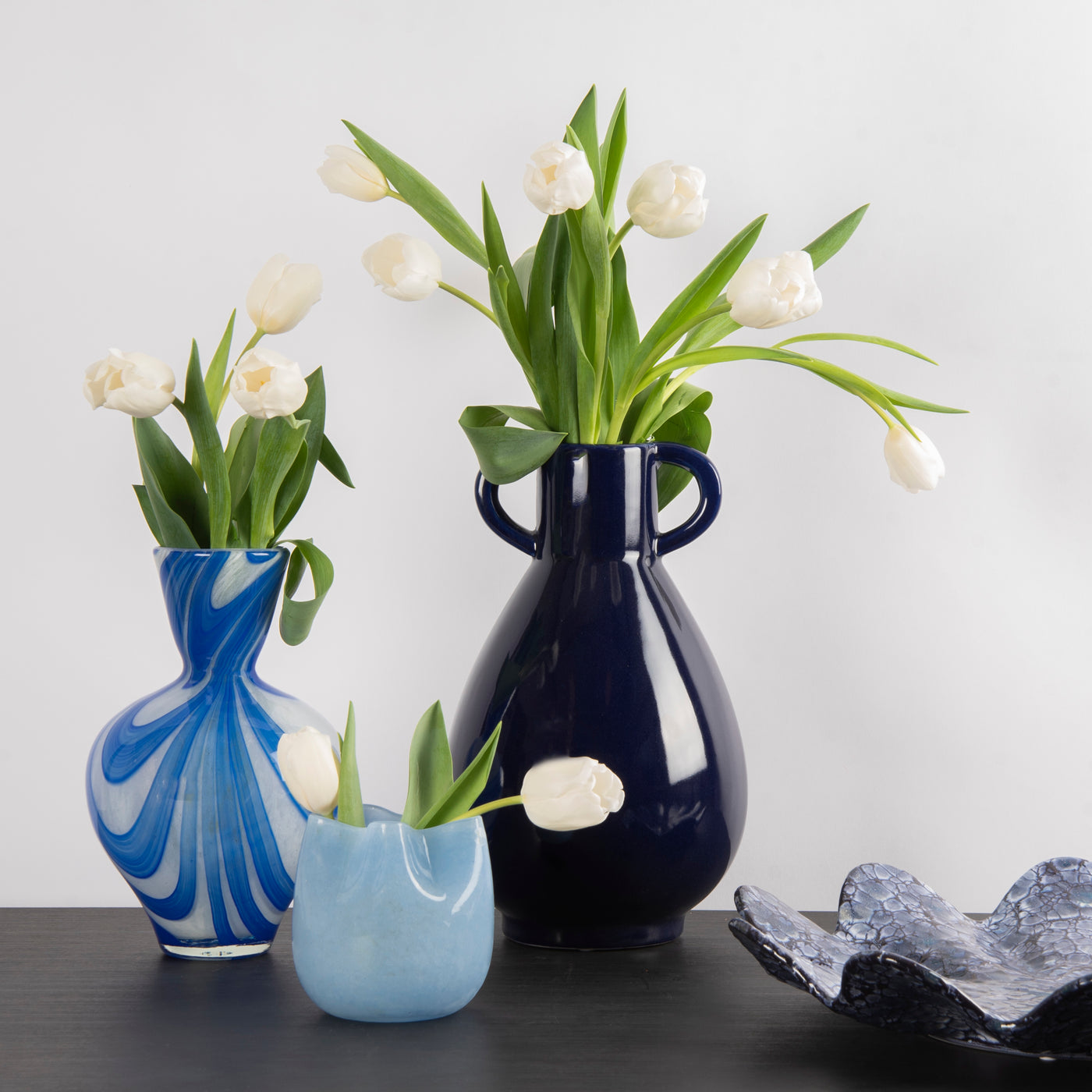 Broste Copenhagen Lysglass Esther Blue - Elegant lysglass laget i farget glass, vist sammen med Broste Copenhagen Vase Simi Blå og Broste Copenhagen Vase Virvel Blå