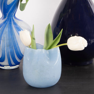 Broste Copenhagen Lysglass Esther Blue - Elegant lysglass laget i farget glass, vist sammen med Broste Copenhagen Vase Simi Blå og Broste Copenhagen Vase Virvel Blå