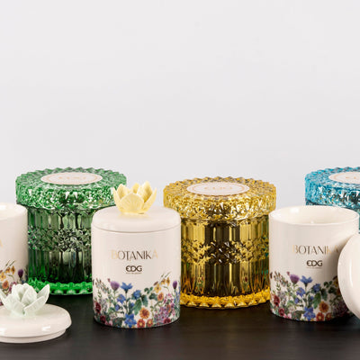 EDG Duftlys Botanika serien - duftlys laget i eksklusiv porselens glass i hvit og blomstrete farger, vist sammen med EDG Duftlys Crystal serien