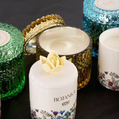 EDG Duftlys Botanika serien - duftlys laget i eksklusiv porselens glass i hvit og blomstrete farger, vist sammen med EDG Duftlys Crystal serien