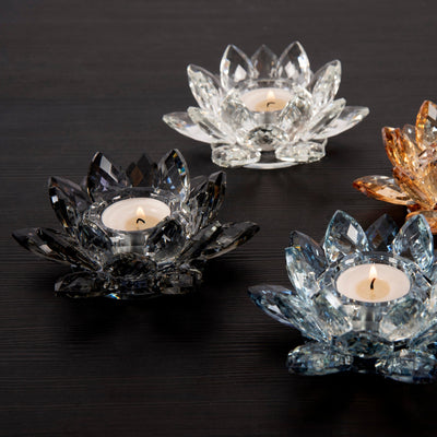 Margit Brandt Telysholder Lotus Crystal Grey - Eksklusiv telysholder i krystall med vakre slipinger i glasset, vist sammen med Margit Brandt Telysholder Lotus Crystal serien