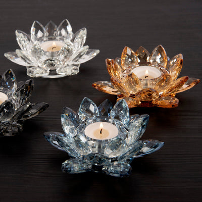 Margit Brandt Telysholder Lotus Crystal Blue - Eksklusiv telysholder i krystall med vakre slipinger i glasset, vist sammen med Margit Brandt Telysholder Lotus Crystal serien