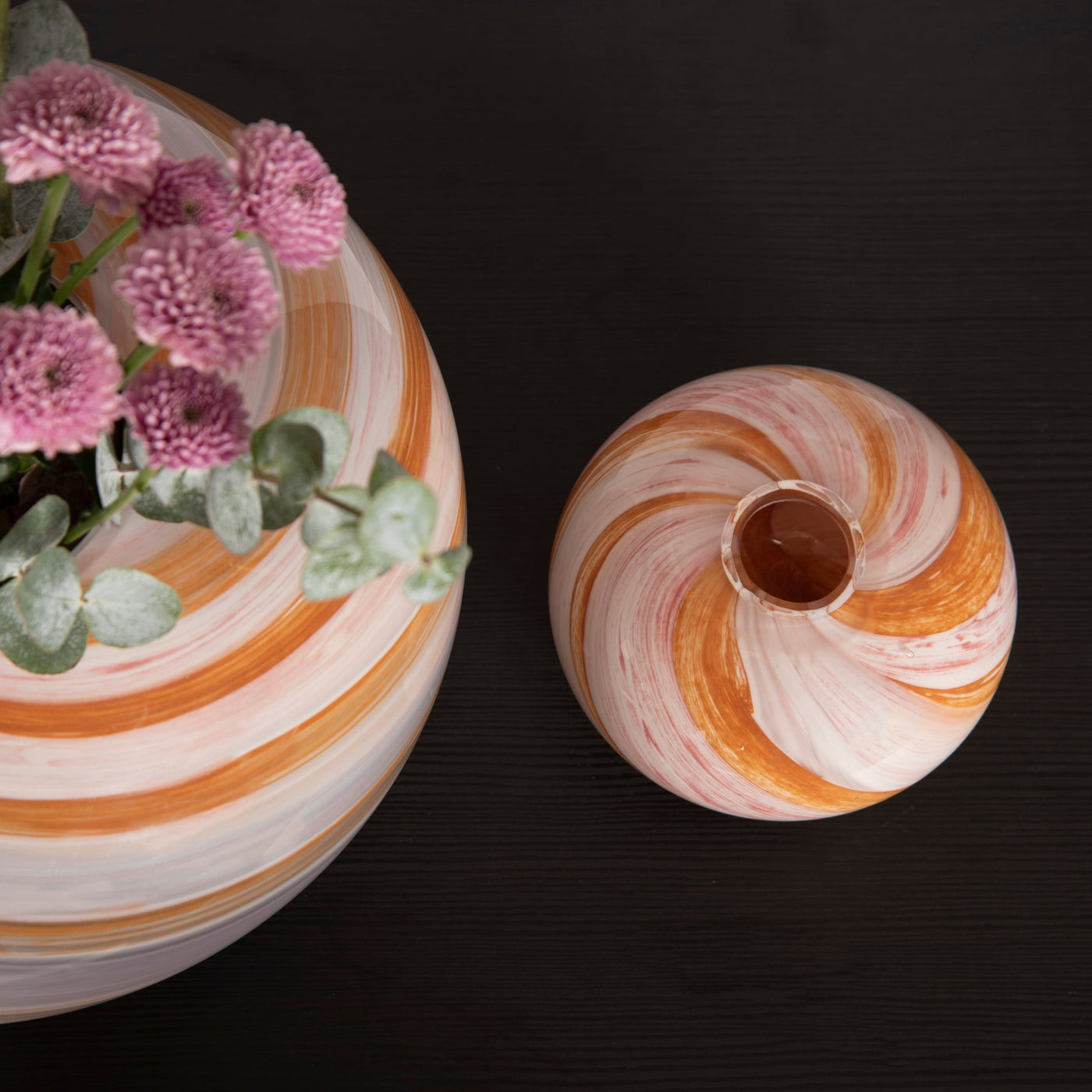 Eden Outcast Vase Twirl Pink - Håndlaget glassvase i nydelige rosa og oransje fargetoner