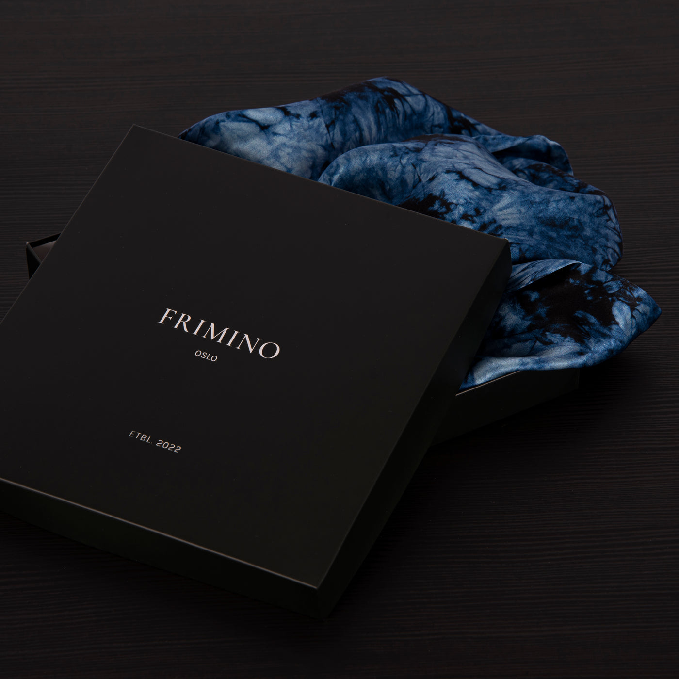 Frimino Barcelona Silkeskjerf i blått og sort pakket i eksklusiv silkepapir og gaveeske