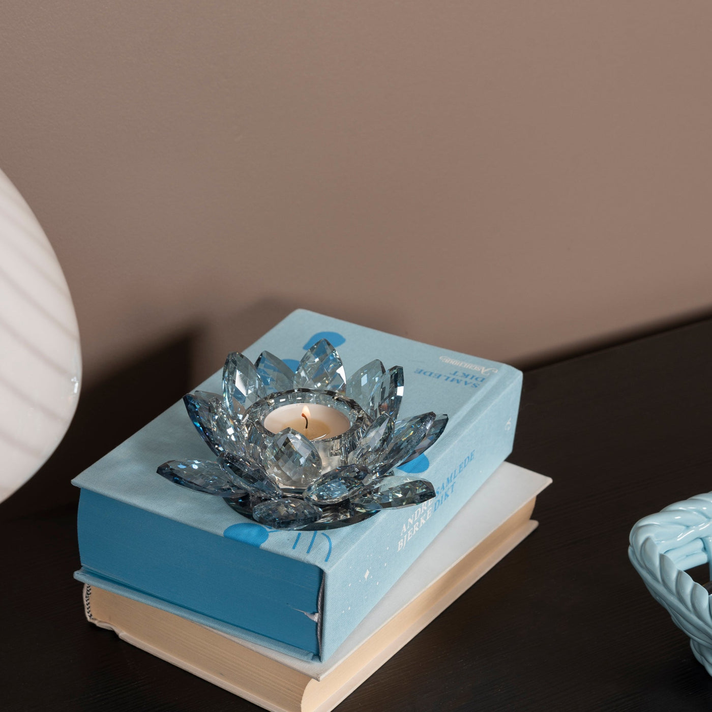 Margit Brandt Telysholder Lotus Crystal Blue - Eksklusiv telysholder i krystall med vakre slipinger i glasset