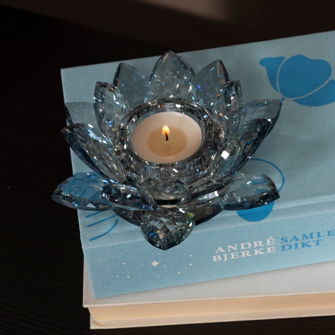 Margit Brandt Telysholder Lotus Crystal Blue - Eksklusiv telysholder i krystall med vakre slipinger i glasset