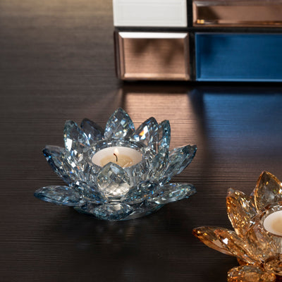 Margit Brandt Telysholder Lotus Crystal Blue - Eksklusiv telysholder i krystall med vakre slipinger i glasset, vist sammen med Margit Brandt Telysholder Lotus Crystal Amber