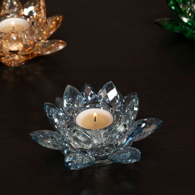 Margit Brandt Telysholder Lotus Crystal Blue - Eksklusiv telysholder i krystall med vakre slipinger i glasset, vist sammen med Margit Brandt Telysholder Lotus Crystal Amber