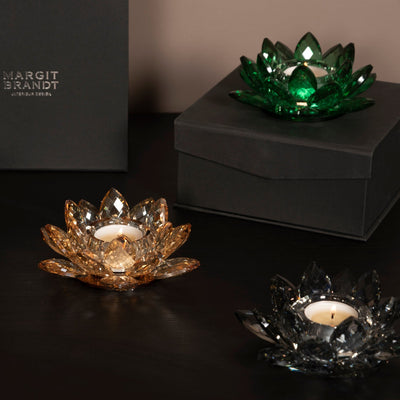 Margit Brandt Telysholder Lotus Crystal Grey - Eksklusiv telysholder i krystall med vakre slipinger i glasset, vist sammen med Margit Brandt Telysholder Lotus Crystal serien