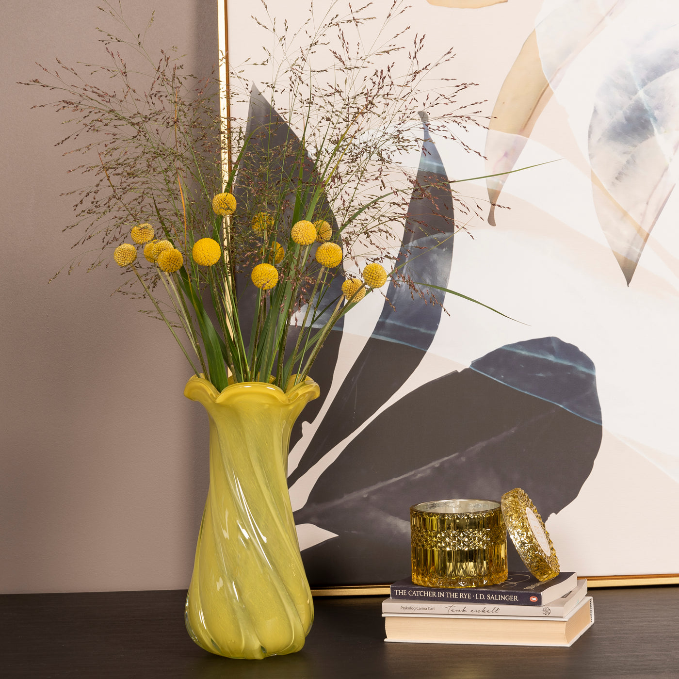 Bahne Vase Glass Yellow - En lekker glassvase med mange bruksområder, vist sammen med EDG Duftlys Crystal Yellow