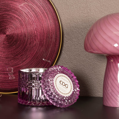EDG Duftlys Crystal Pink - duftlys i eksklusiv farget glass med tilhørende lokk i glass i samme farge, vist med Bahne Lampe Mushroom og EDG Fat Bisanzio