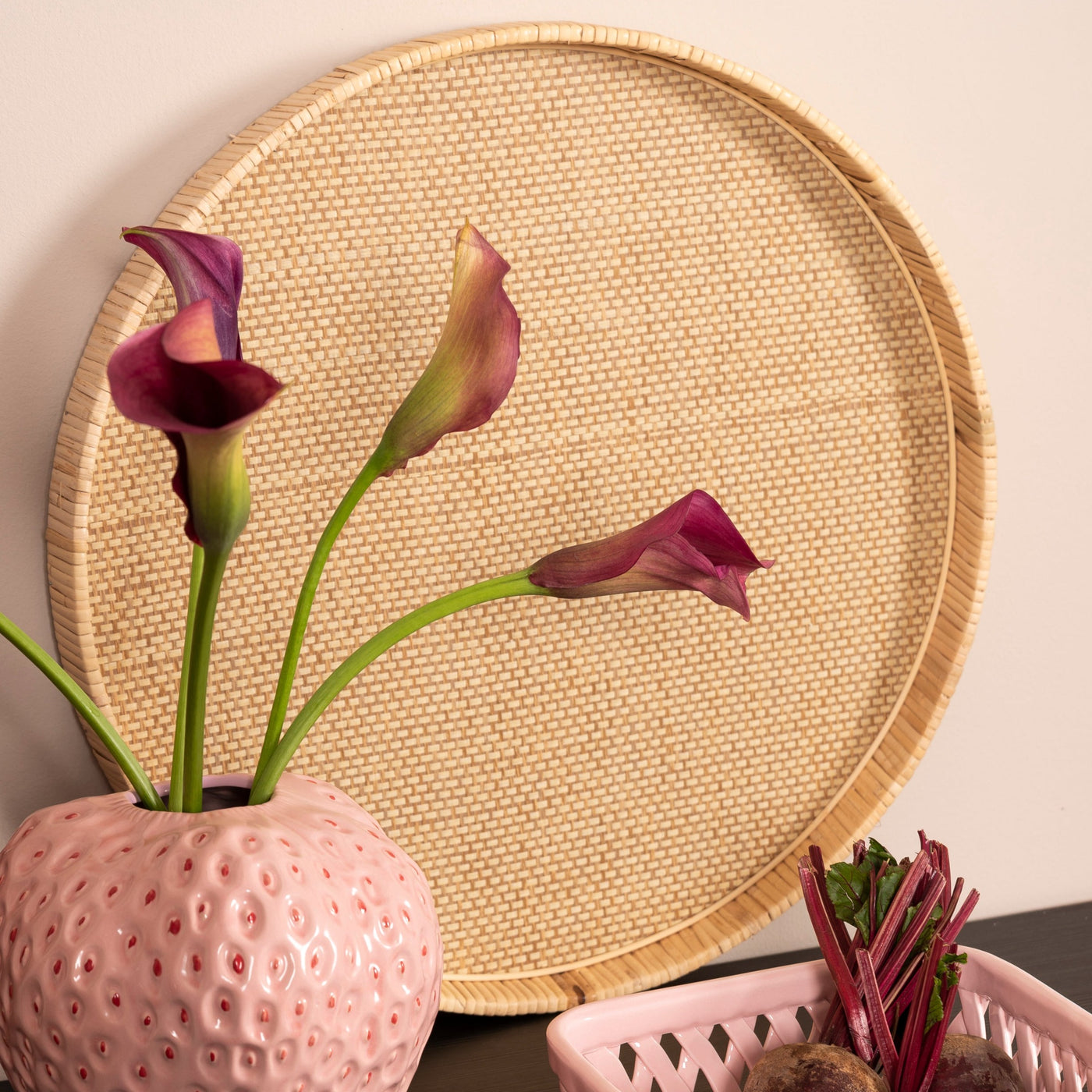 EDG Fat Rattan Natural - Beige farget fat laget av naturmateriale sammen med EDG Vase Fragola Pink