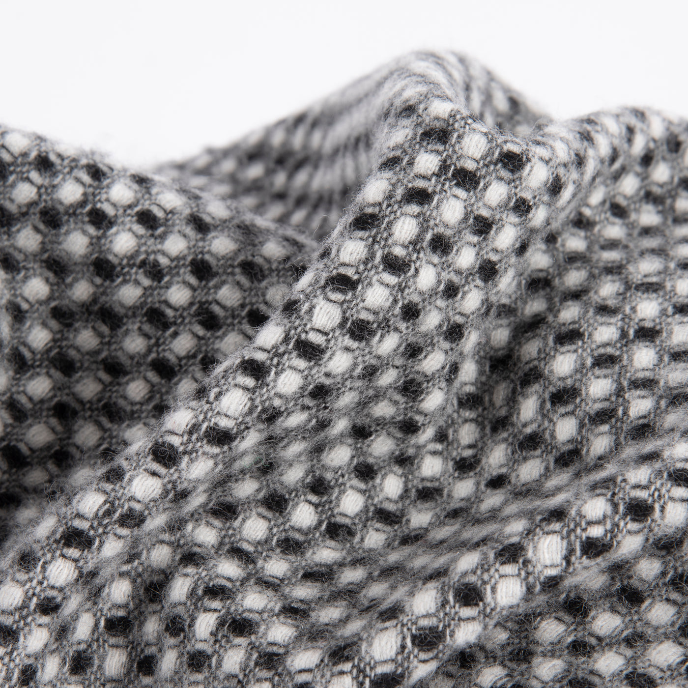 Frimino Lugano skjerf i 100% lammeull i elegant prikkete mønster i sort og hvitt med frynser