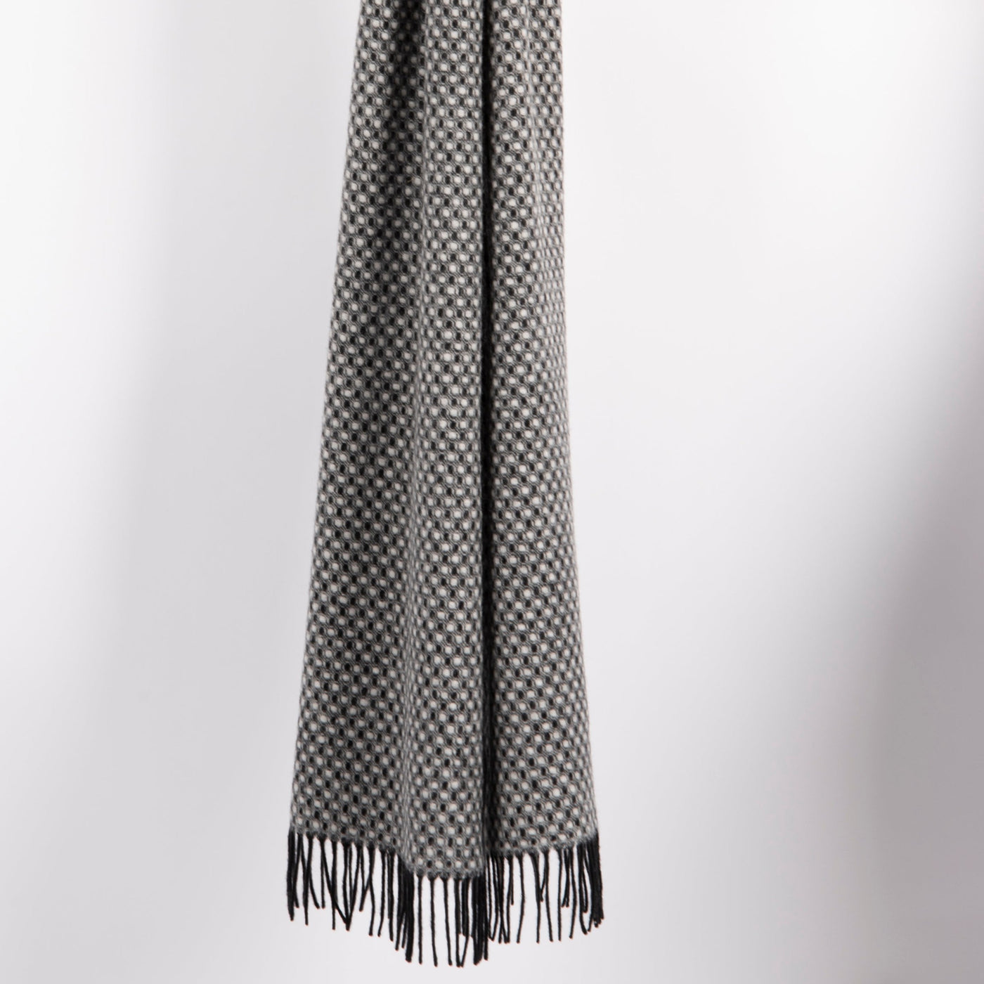 Frimino Lugano skjerf i 100% lammeull i elegant prikkete mønster i sort og hvitt med frynser