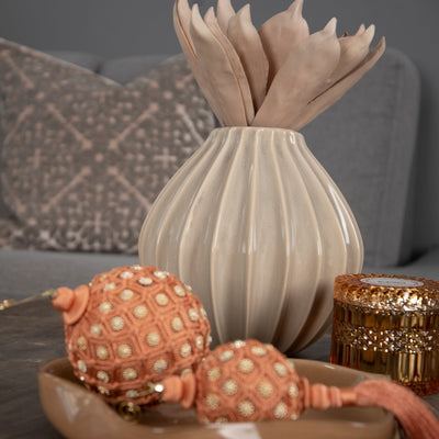 Broste Copenhagen Vase Wide Grey - Statement vase av keramikk, vist sammen med EDG Tassel Peach og EDG Duftlys Crystal Orange