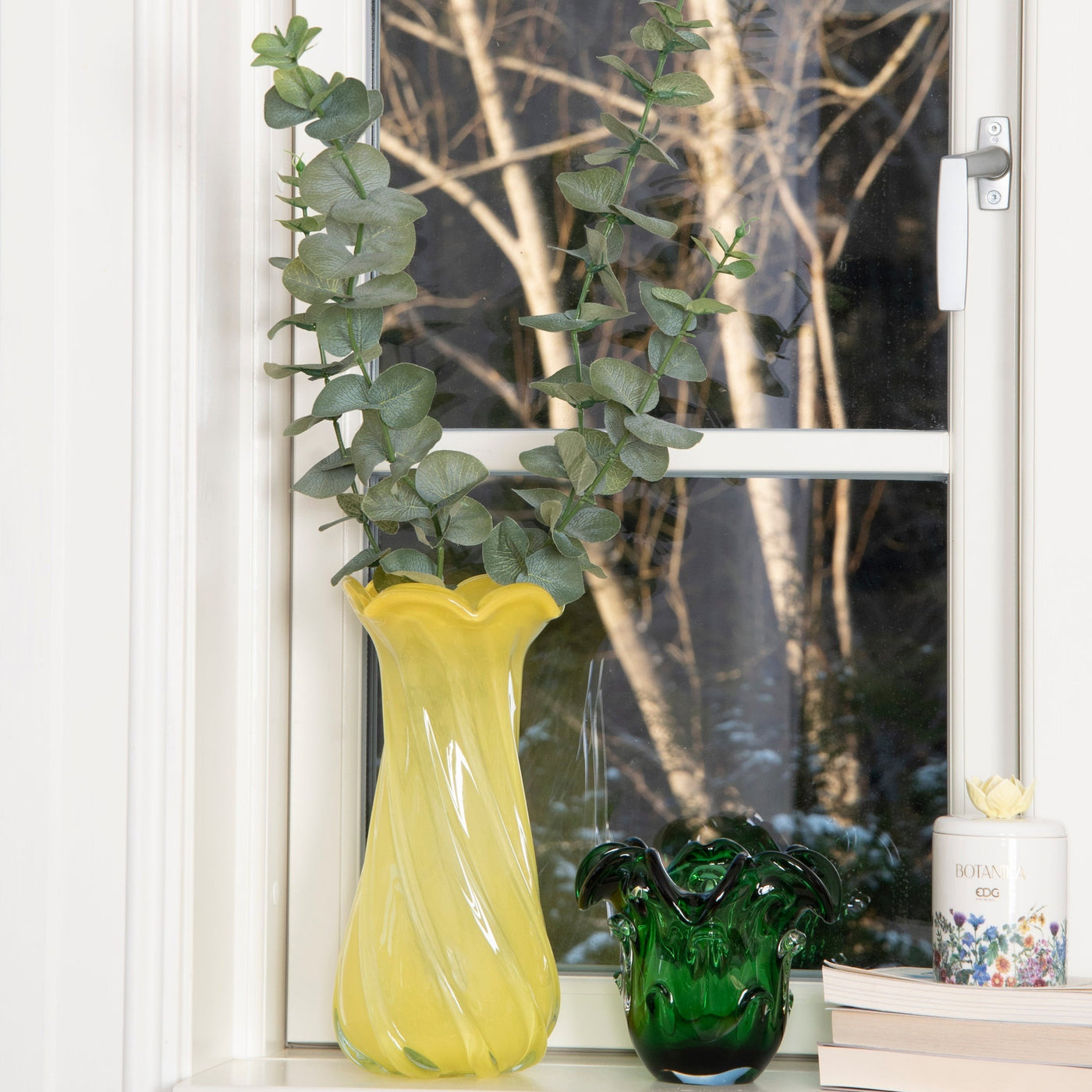 Bahne Vase Glass Yellow - En lekker glassvase med mange bruksområder, vist sammen med Bahne Vase Glass Green