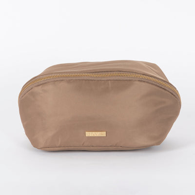 DAY Beautybag Clam Caribou i beige blankt stoff med glidelås i gullfarge og to innvendige rom