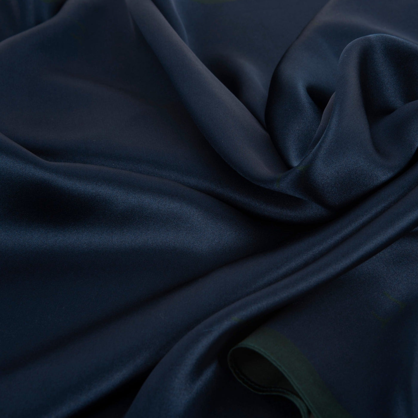 Frimino Paris Blue Silkeskjerf - Mørkeblå skjerf i 100% silke med mørk grønn kant og diskre print