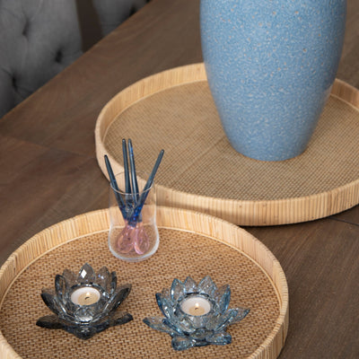 Margit Brandt Telysholder Lotus Crystal Blue - Eksklusiv telysholder i krystall med vakre slipinger i glasset, vist sammen med Margit Brandt Telysholder Lotus Crystal Grey og EDG Fat Rattan Natural og Broste Copenhagen Vase Ingrid