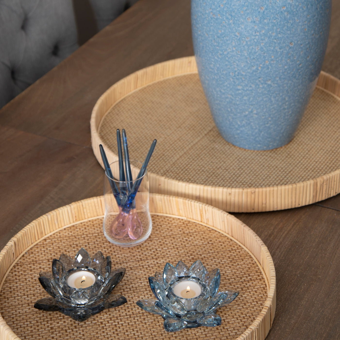 Margit Brandt Telysholder Lotus Crystal Grey - Eksklusiv telysholder i krystall med vakre slipinger i glasset, vist sammen med Margit Brandt Telysholder Lotus Crystal Blue og EDG Fat Rattan Natural og Broste Copenhagen Vase Ingrid