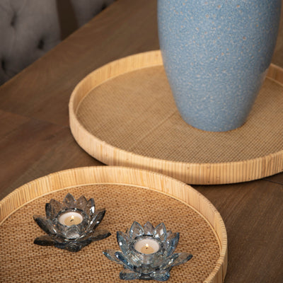 Margit Brandt Telysholder Lotus Crystal Grey - Eksklusiv telysholder i krystall med vakre slipinger i glasset, vist sammen med Margit Brandt Telysholder Lotus Crystal Blue og EDG Fat Rattan Natural og Broste Copenhagen Vase Ingrid