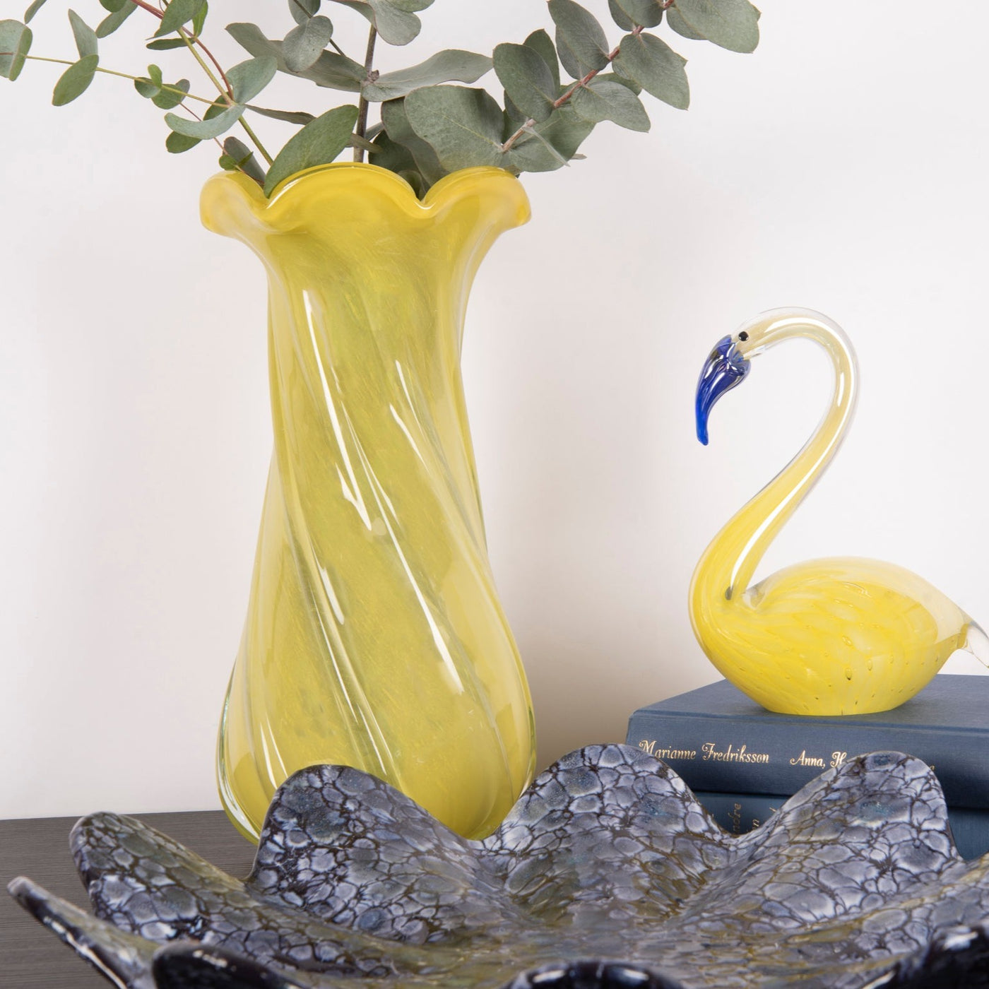 Bahne Vase Glass Yellow - En lekker glassvase med mange bruksområder, vist sammen med Bahne Dekor Svane Glass Liten